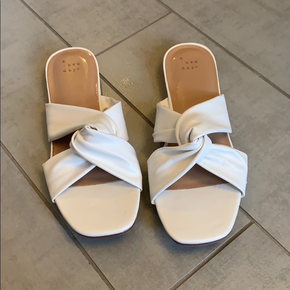Barely Worn Cute & Comfy White Twist Flat Sandals